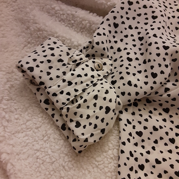 White blouse with black hearts. - Picture 4 of 7
